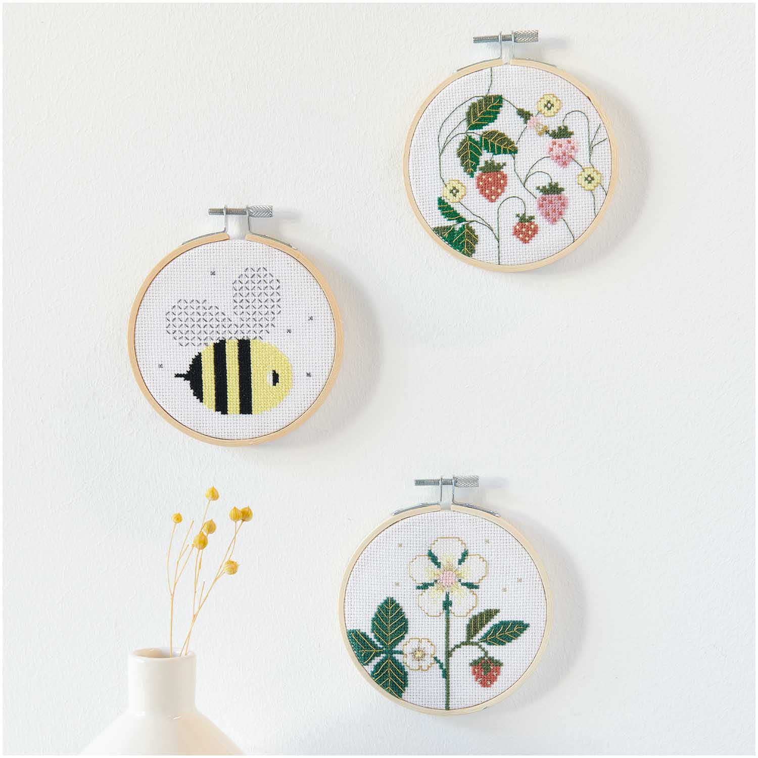Embroidery kit - Bee | Knitting yarn shop / dzijas veikals